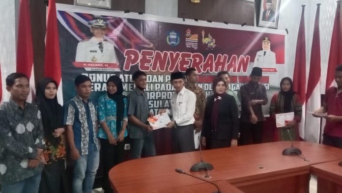 Bupati Wakatobi Serahkan Bonus Atlet Dan Pelatih Berprestasi Pada