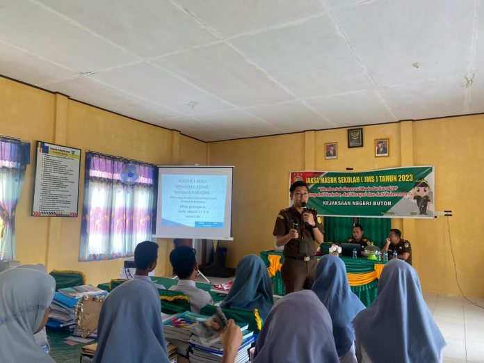 Ketgam: Staf Bidang Intelijen Kejari Buton saat menjawab pertanyaan siswa siswi SMAN 4 Pasarwajo dalam program Jaksa Masuk Sekolah (JMS), Kamis 16 Februari 2023. Foto: Ist