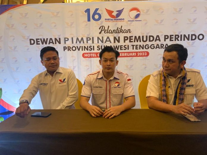 Ketgam : Ketua DPW Pemuda Perindo Sultra saat memberikan keterangan pers kepada awak media usai dilantik, Selasa (28/2/2023). Foto: Ist
