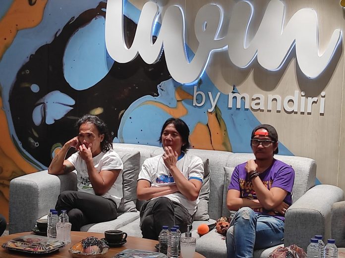 Ketgam: Grub Band Slank saat melakukan konferensi pers menjelang konser 40 kota di Kota Kendari, Jum'at (17/3/2023). Foto: Ist