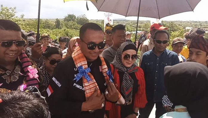 Ketua Pimda PKN Sulawesi Tenggara, Samsu Umar Abdul Samiun dan Ketua Umum Pertiwi Nusantara, Lia Umar Samiun. Foto: Hariman