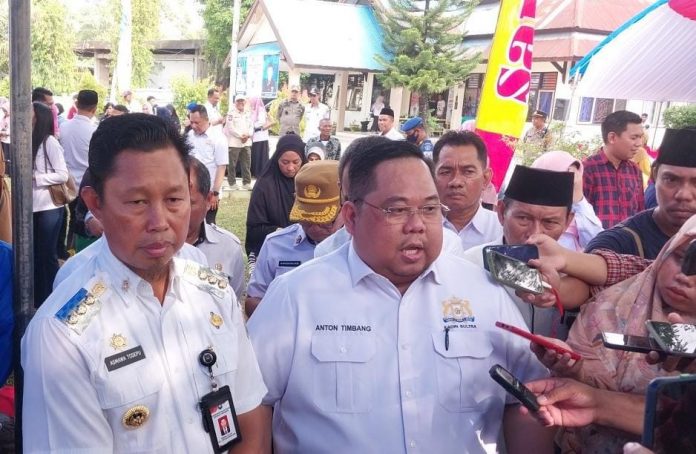 Ketgam: Anton Timbang dan PJ. Walikota Kendari, Asmawa Tosepu