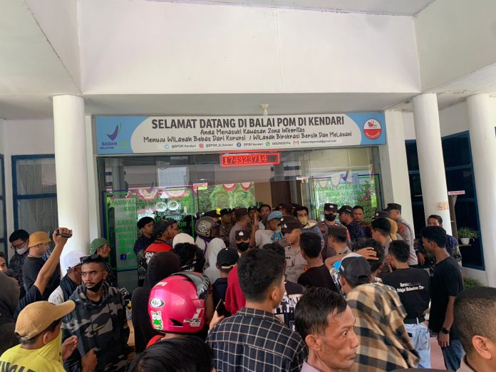 Massa aksi yang saat melakukan unjuk rasa didepan kantor BPOM Kendari. Foto: Ist