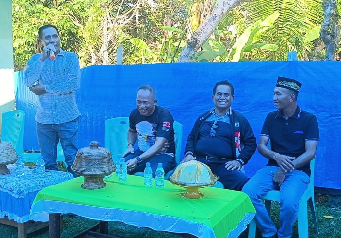 Calon Anggota DPR RI asal Partai Kebangkitan Nusantara (PKN), Abusari Wali (kemeja) saat memberikan sambutannya dihadapan tim pemenangan dan warga Desa Konawe, Kecamatan Kosambi, Kabupaten Muna Barat beberapa waktu lalu. Foto: Hariman