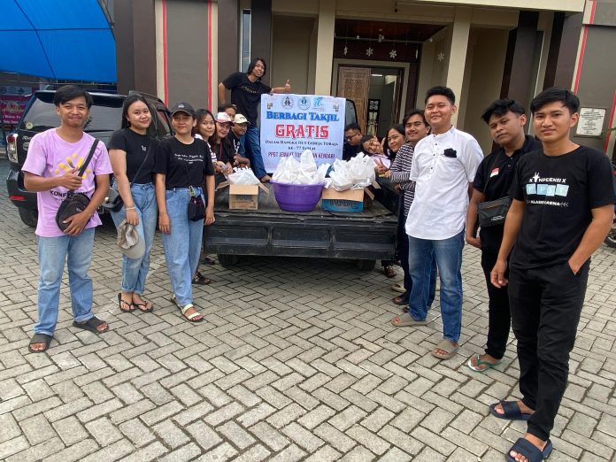 Ketgam: Aksi berbagi Takjil Pemugaran Gereja Toraja di Kota Kendari dalam rangka HUT Gereja Toraja ke-77, Rabu 26 Maret 2024. Foto: Ist