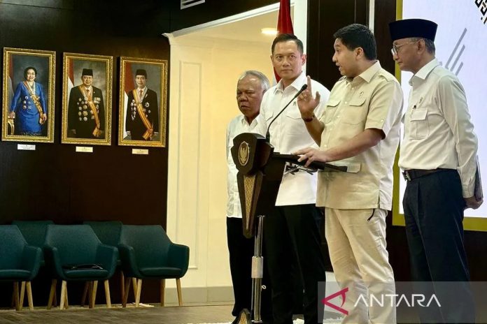 Ketgam : Menteri Perumahan Maruarar Sirait (dua kanan) jumpa pers menjelaskan hasil rapat dengan Presiden Prabowo Subianto yang salah satunya membahas penghapusan PBG, BPHTB, dan PPN untuk masyarakat berpenghasilan rendah (MBR) di Kompleks Istana Kepresidenan, Jakarta, Selasa (21/1/2025). ANTARA/Genta Tenri Mawangi/pri.